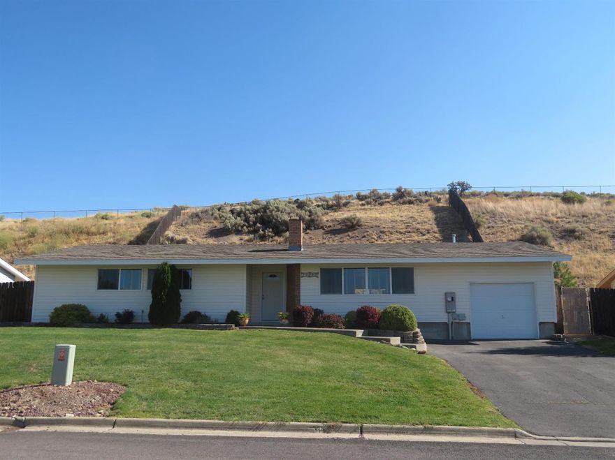 Falcon Heights single standing home on top with fabulous views of valley and Mt. Shasta. This immaculate home has 3 bedrooms and 2 tiled baths. Beautiful hardwood floors thru out. Wood burning fireplace. Air condition. All appliances included. Bright and light inside. Shed, one car garage with shop area. Nice patio in back. Low maintenance, let low fee HOA take care of the outside and just enjoy yourself!! HOA fee cover water, garbage, sewer, snow removal in streets and park, front yard lawn and exterior trim/roof.