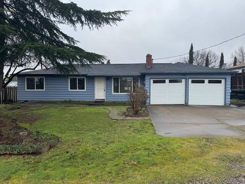 Photo of 2473 Corona Avenue, Medford, OR 97504 (MLS # 220215156)