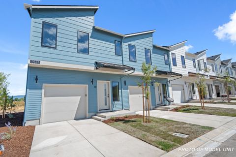 Photo of 2032 Sunset Drive #1, Medford, OR 97501 (MLS # 220221172)