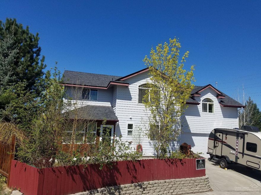 Set in a quiet cul-de-sac, this home is the definition of move in ready! Lovingly cared for - all new carpet and wood laminate flooring, new roof 2016, newer AC unit - just waiting for a new family! 3 upstairs bedrooms - including the master - and a 4th downstairs (also makes a great office). Huge upstairs family room with sink and mini-fridge. Lots of parking for your toys. Cascade views from 2 bedrooms - and Pilot Butte and the fireworks from the lushly landscaped backyard. And the hot tub is included!