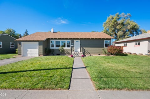 Photo of 639 NW 8th Street, Redmond, OR 97756 (MLS # 220229687)