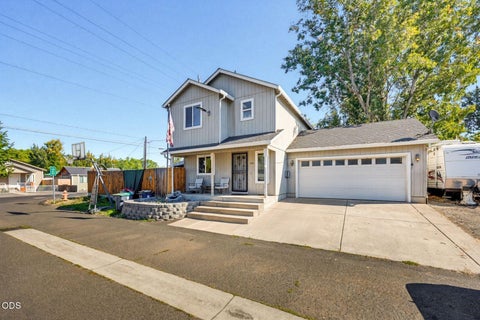 Photo of 426 Berrydale Avenue, Medford, OR 97501 (MLS # 220229863)