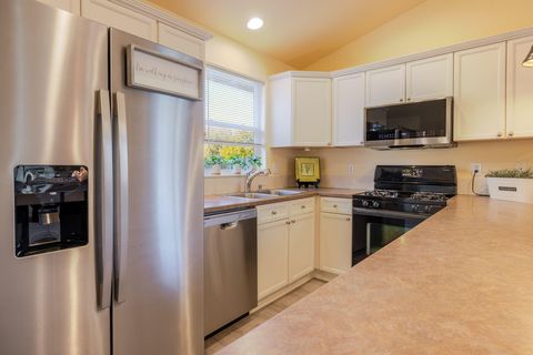 Tiny photo for 3242 SW Juniper Avenue, Redmond, OR 97756 (MLS # 220219803)