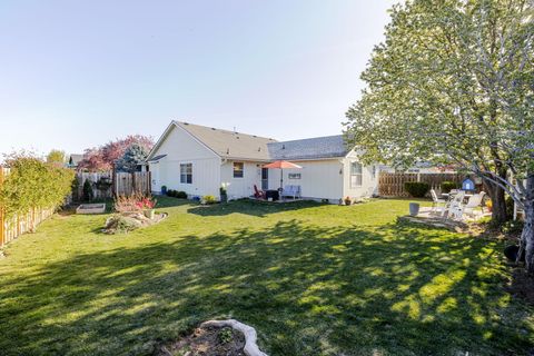 Tiny photo for 3242 SW Juniper Avenue, Redmond, OR 97756 (MLS # 220219803)