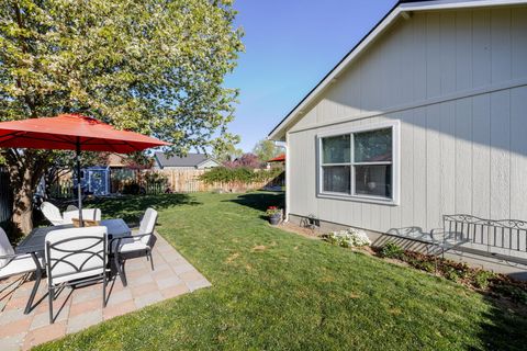 Tiny photo for 3242 SW Juniper Avenue, Redmond, OR 97756 (MLS # 220219803)
