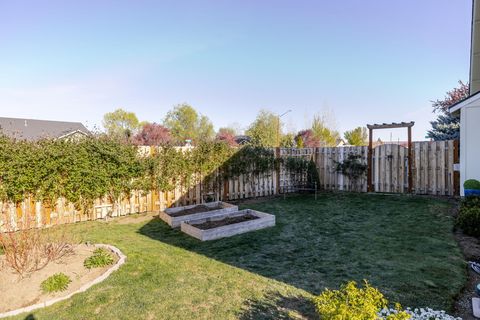 Tiny photo for 3242 SW Juniper Avenue, Redmond, OR 97756 (MLS # 220219803)