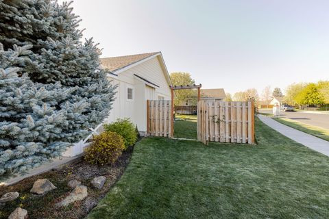 Tiny photo for 3242 SW Juniper Avenue, Redmond, OR 97756 (MLS # 220219803)