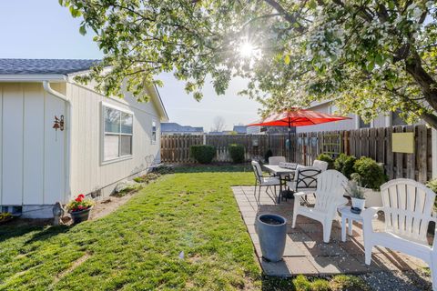 Tiny photo for 3242 SW Juniper Avenue, Redmond, OR 97756 (MLS # 220219803)