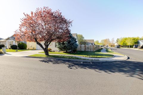 Tiny photo for 3242 SW Juniper Avenue, Redmond, OR 97756 (MLS # 220219803)