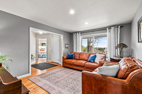 Tiny photo for 3115 Salishan Court, Medford, OR 97504 (MLS # 220216990)