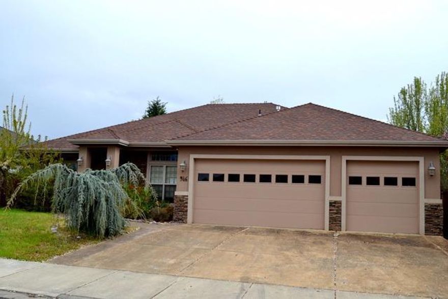 Gorgeous home in Eagle Point Golf Course subdivision. This home is move in ready, has many beautiful upgrades and amenities. And has great curb appeal. Come pay a visit and you will be impressed with the quality here for the price.