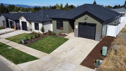 Tiny photo for 645 Terrazzo Way, Medford, OR 97501 (MLS # 220212318)