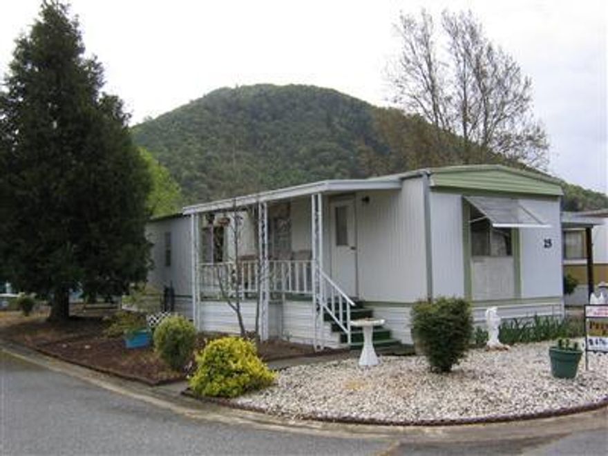 Well kept mobile home in desireable park right across the street from the Rogue River Shopping Center and in the middle of town. This home has an insulated detached guest room, hobby, or shop. Also includes an extra metal carport for ??? Call to view the interior today.