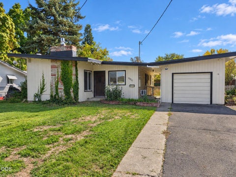 Photo of 1020 Oak Street, Central Point, OR 97502 (MLS # 220229781)