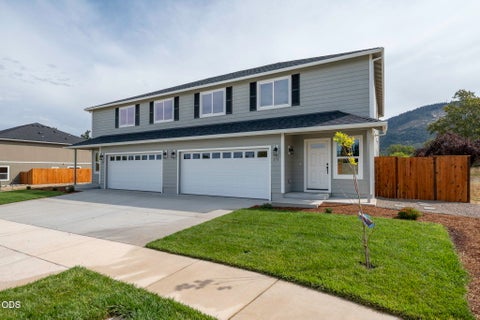 Photo of 171 SE Champagne Court, Grants Pass, OR 97527 (MLS # 220228989)