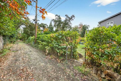 Tiny photo for 17 Glen Oak Court, Medford, OR 97504 (MLS # 220210846)