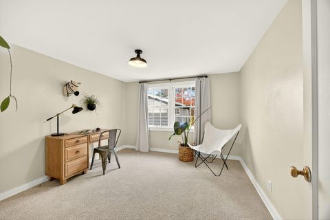 Tiny photo for 17 Glen Oak Court, Medford, OR 97504 (MLS # 220210846)