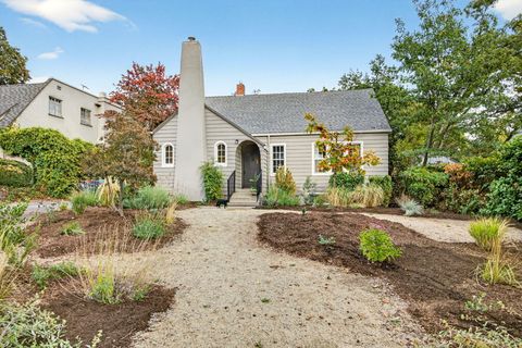 Tiny photo for 17 Glen Oak Court, Medford, OR 97504 (MLS # 220210846)