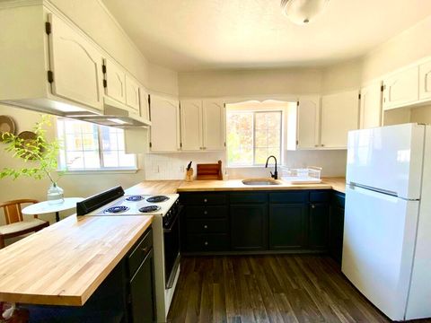 Tiny photo for 17 Glen Oak Court, Medford, OR 97504 (MLS # 220210846)