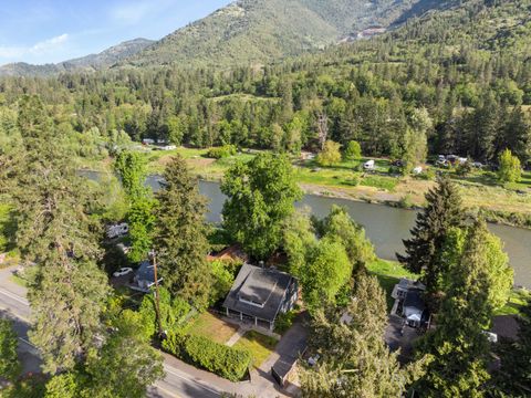 Photo of 6560 Rogue River Highway, Grants Pass, OR 97527 (MLS # 220219655)
