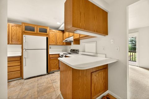 Tiny photo for 206 Mount Echo Drive, Medford, OR 97504 (MLS # 220213127)