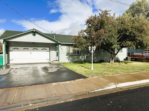 Photo of 5245 Sturdivant Avenue, Klamath Falls, OR 97603 (MLS # 220211228) Photo of 5245 Sturdivant Avenue, Klamath Falls, OR 97603 (MLS # 220211228)