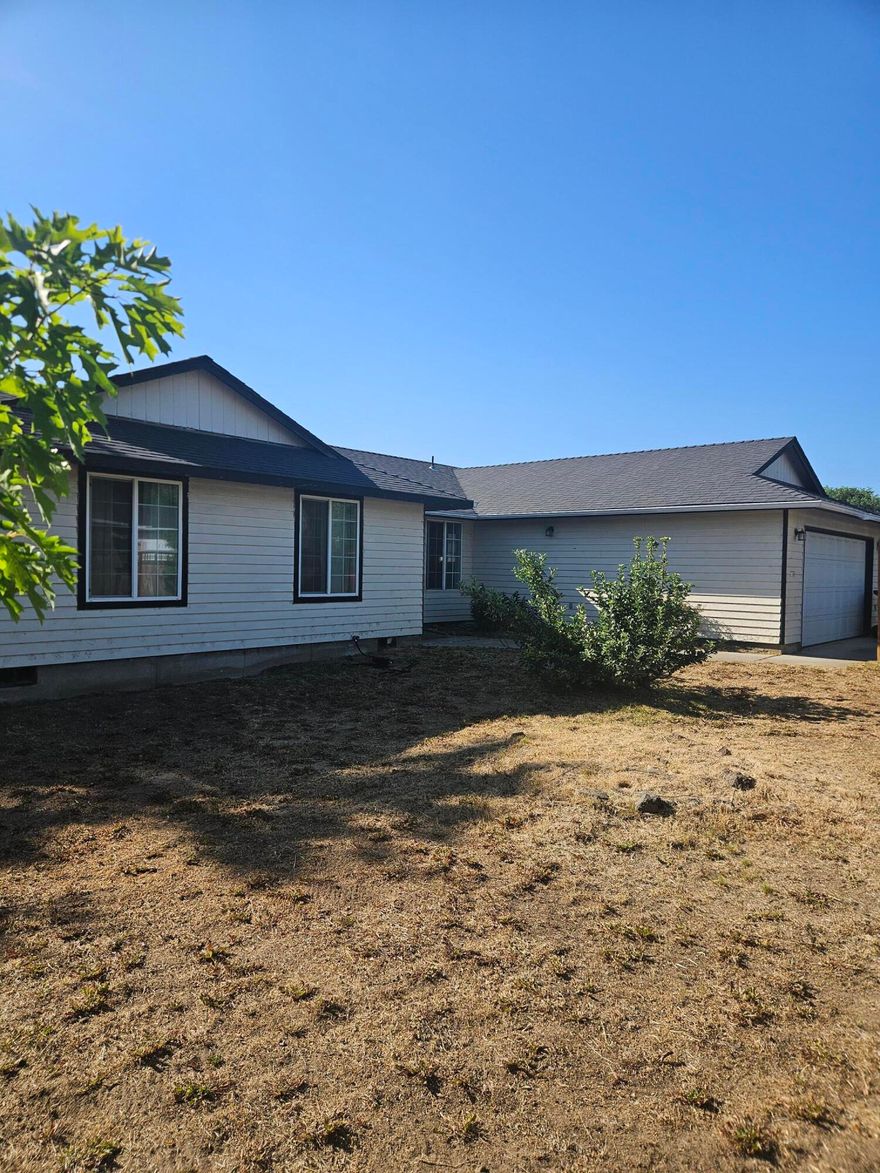 Priced to sell!!  Fenced-in yard for privacy.  Open living, dining and kitchen with vaulted ceiling.  Nice porch in backyard.  Upgraded kitchen cabinets and countertops.  Newer roof.  Call your favorite agent today for a tour.