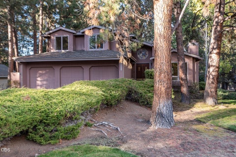 Photo of 60630 Thunderbird, Bend, OR 97702 (MLS # 220230040)