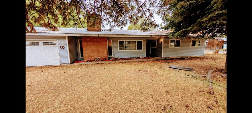 Spacious, ranch style home, on an acre. With 4 bedrooms, 2 baths, and a second living room, this home has so much potential. Located near the end of a dead end road with a country setting in a great, quiet neighborhood. Investors and DIYers this is a dream.