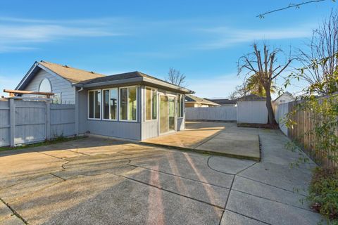 Tiny photo for 1401 Diamond Street, Medford, OR 97501 (MLS # 220213451)