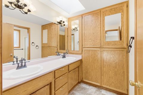 Tiny photo for 1401 Diamond Street, Medford, OR 97501 (MLS # 220213451)