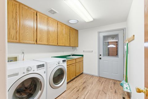 Tiny photo for 1401 Diamond Street, Medford, OR 97501 (MLS # 220213451)