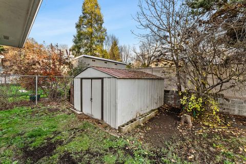 Tiny photo for 1021 NW Conklin Avenue, Grants Pass, OR 97526 (MLS # 220212418)