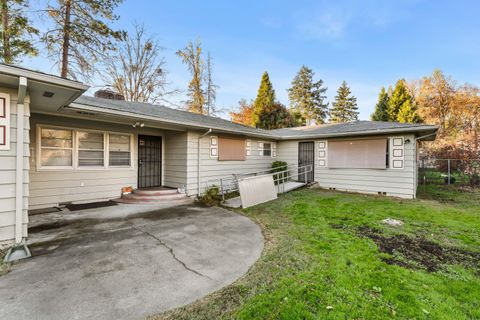 Tiny photo for 1021 NW Conklin Avenue, Grants Pass, OR 97526 (MLS # 220212418)