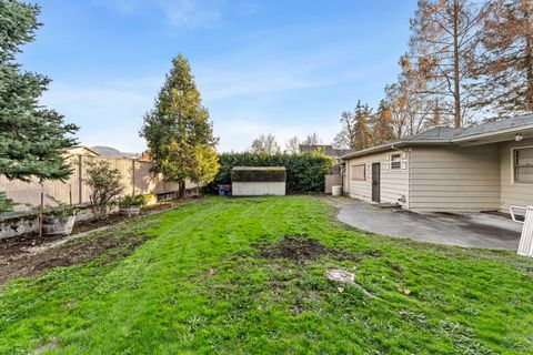 Tiny photo for 1021 NW Conklin Avenue, Grants Pass, OR 97526 (MLS # 220212418)