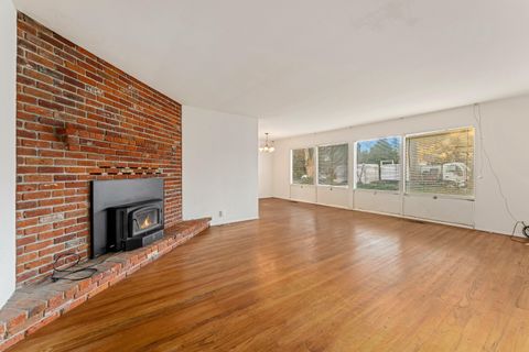 Tiny photo for 1021 NW Conklin Avenue, Grants Pass, OR 97526 (MLS # 220212418)