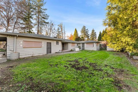 Tiny photo for 1021 NW Conklin Avenue, Grants Pass, OR 97526 (MLS # 220212418)