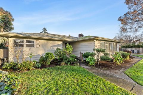 Tiny photo for 1021 NW Conklin Avenue, Grants Pass, OR 97526 (MLS # 220212418)