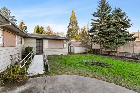 Tiny photo for 1021 NW Conklin Avenue, Grants Pass, OR 97526 (MLS # 220212418)