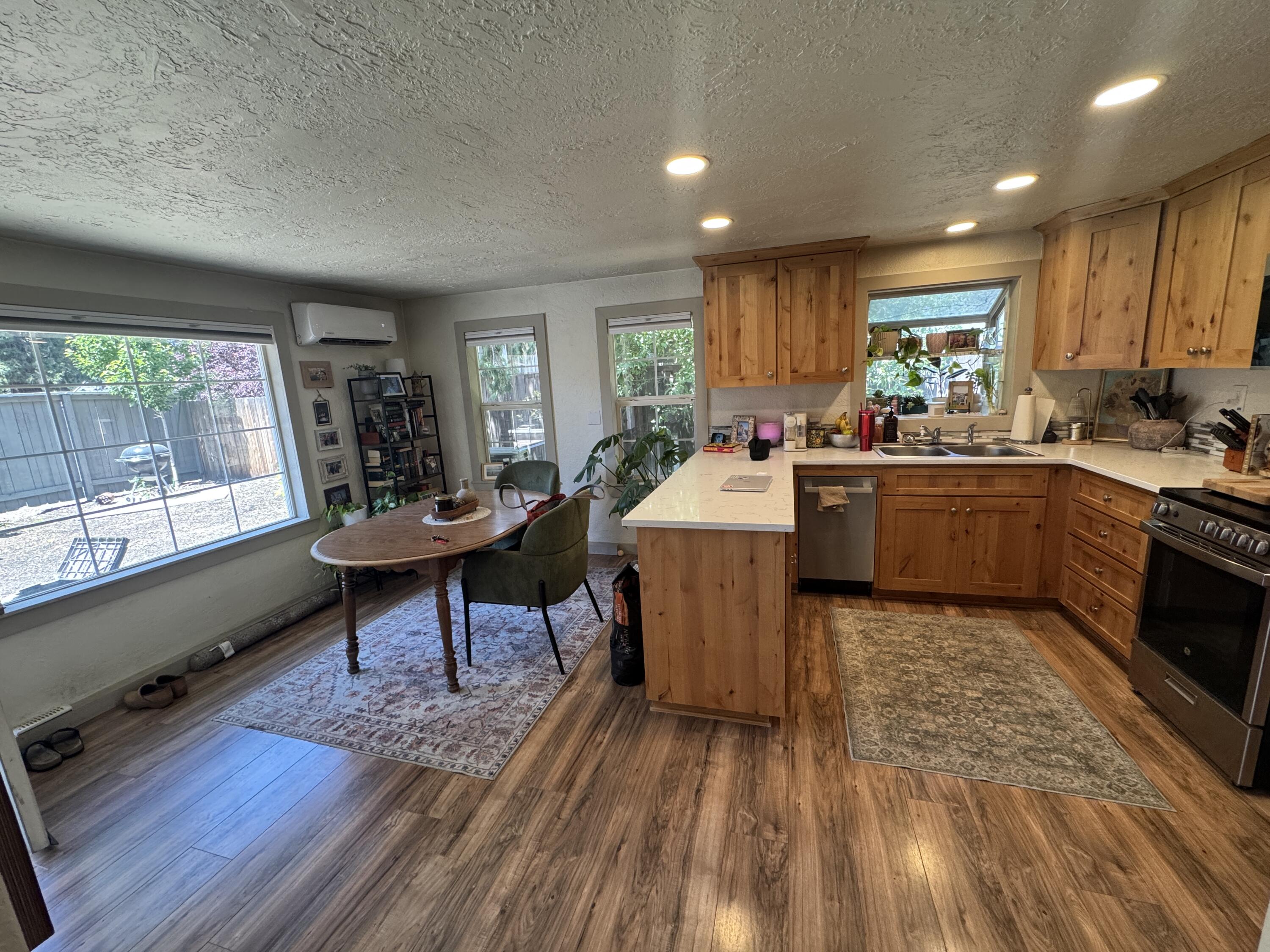718 NE 9th Street