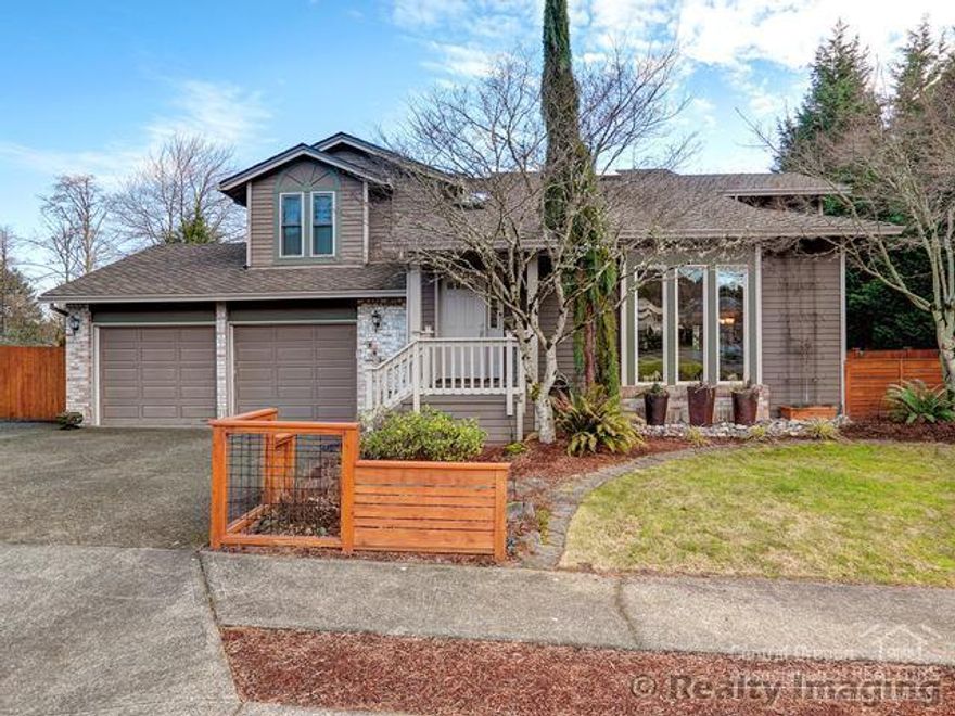 Better than New! Contemporary remodel. Brand NEW kitchen w/soft close Alder cbnts, slab granite, SS appliances, under cabinet lighting. New Stranded Bamboo flr, designer paint & trim! Grand room w/floor to ceiling windows, frml dining, skylights. Mstr Ste w/walkin tile shower, jetted tub. Amazing decks, stamped concrete paths & patios, low maint landscape, bamboo, raised beds w/auto spklrs. Water features, RV area, MOVE IN READY!