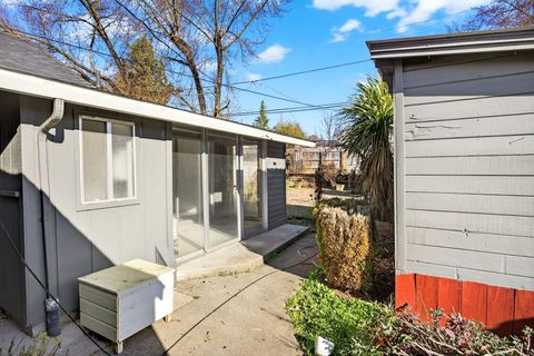Tiny photo for 522 Pearl Street, Medford, OR 97504 (MLS # 220213846)