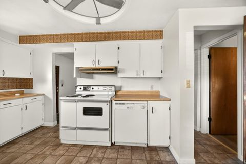 Tiny photo for 522 Pearl Street, Medford, OR 97504 (MLS # 220213846)