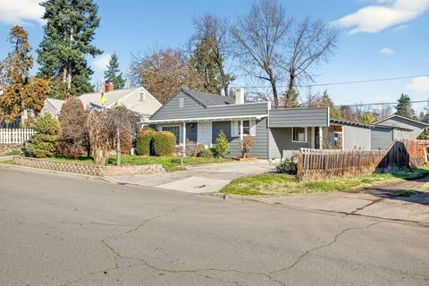 Photo of 522 Pearl Street, Medford, OR 97504 (MLS # 220213846)