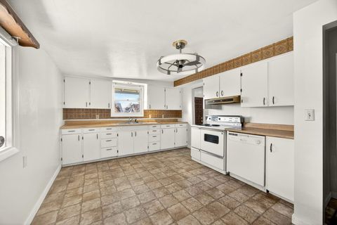 Tiny photo for 522 Pearl Street, Medford, OR 97504 (MLS # 220213846)