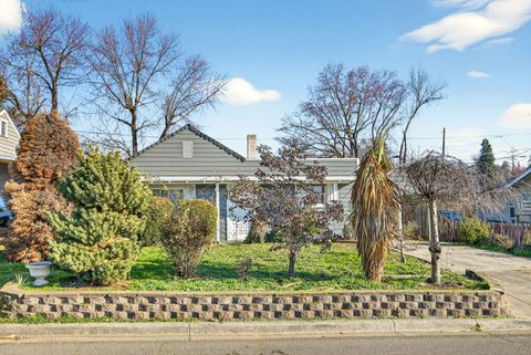 Tiny photo for 522 Pearl Street, Medford, OR 97504 (MLS # 220213846)