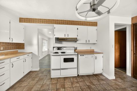 Tiny photo for 522 Pearl Street, Medford, OR 97504 (MLS # 220213846)