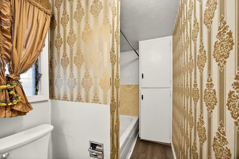 Tiny photo for 522 Pearl Street, Medford, OR 97504 (MLS # 220213846)