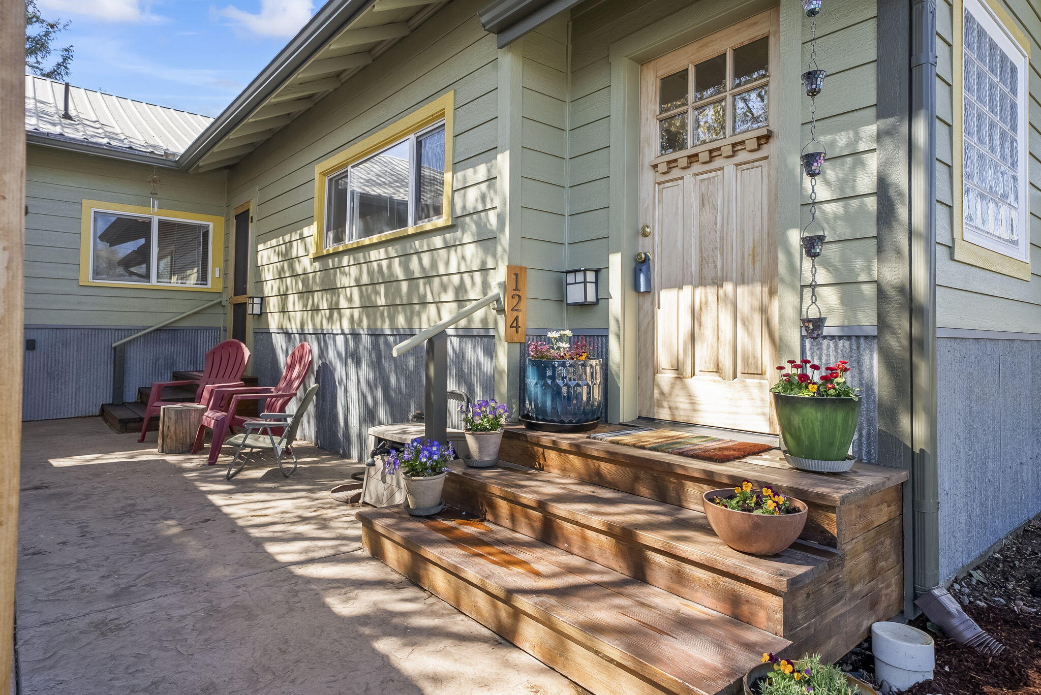 124 NW Dogwood Avenue