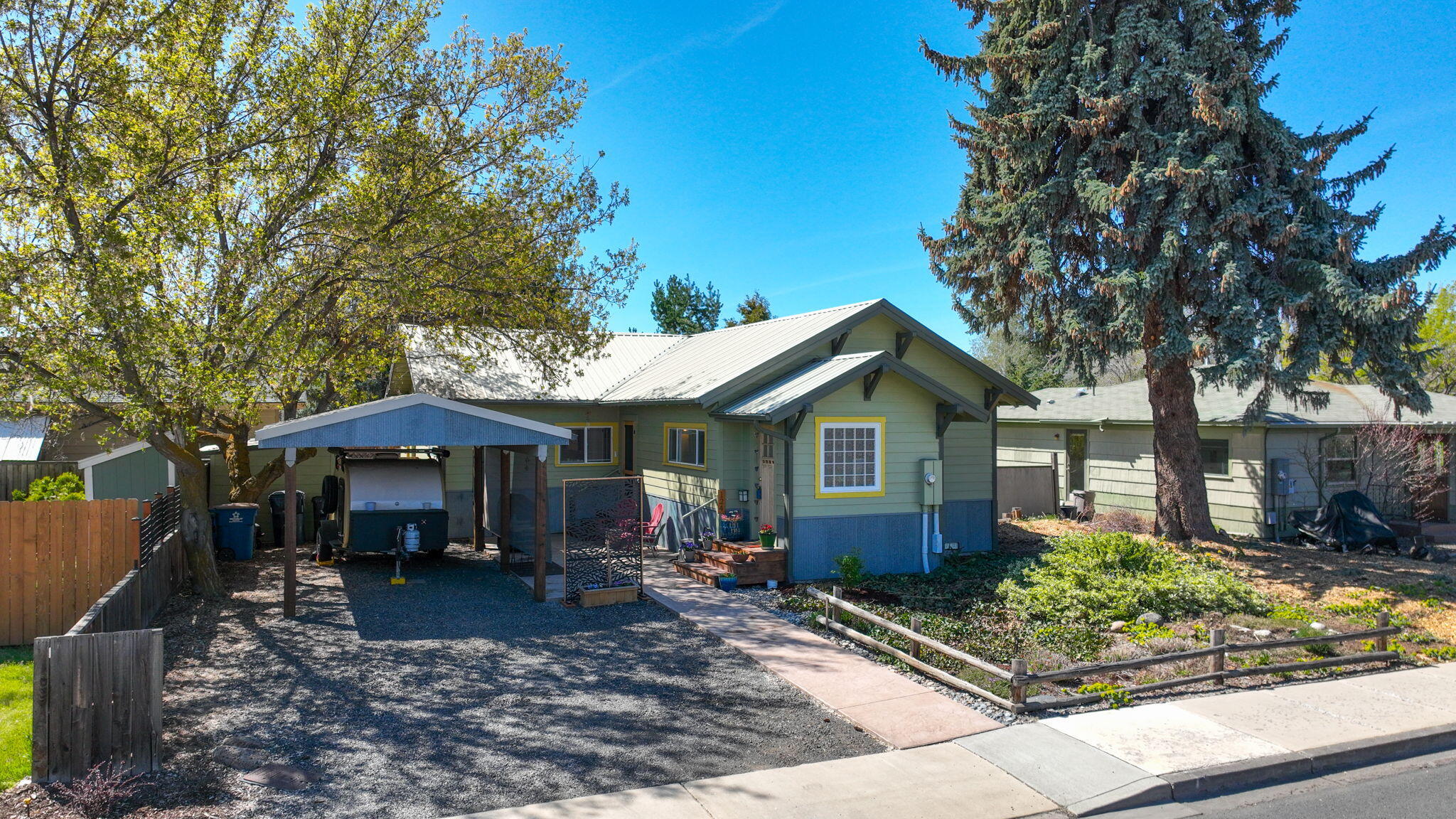 124 NW Dogwood Avenue